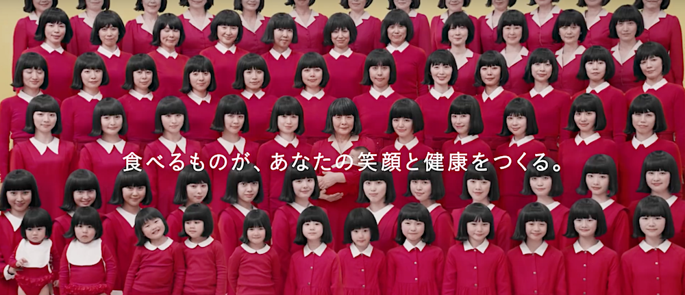 In diesem japanischen Werbespot repräsentieren 72 Darstellerinnen die 72 Lebensjahre einer Frau