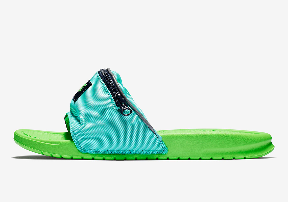 Badelatsche mit Gürteltasche von Nike