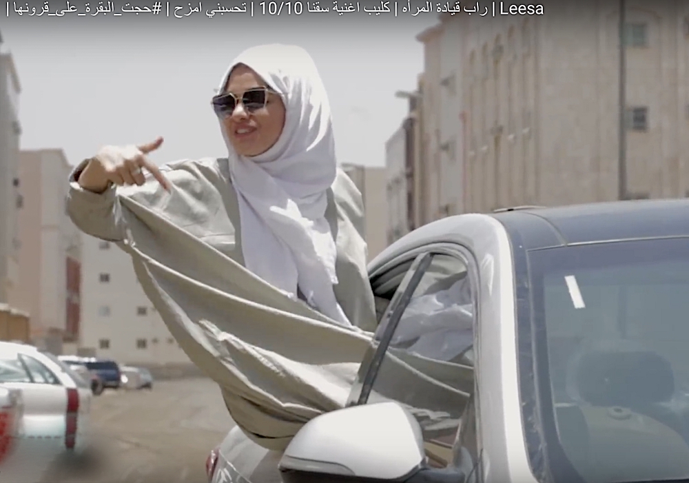 Saudi arabische Rapperin flowt über ihr neues Recht Auto zu fahren