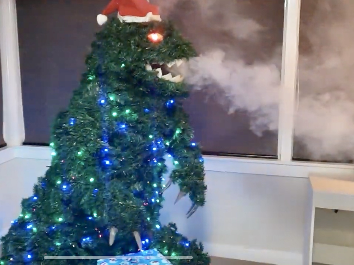 Rauch speiender Godzilla Weihnachtsbaum