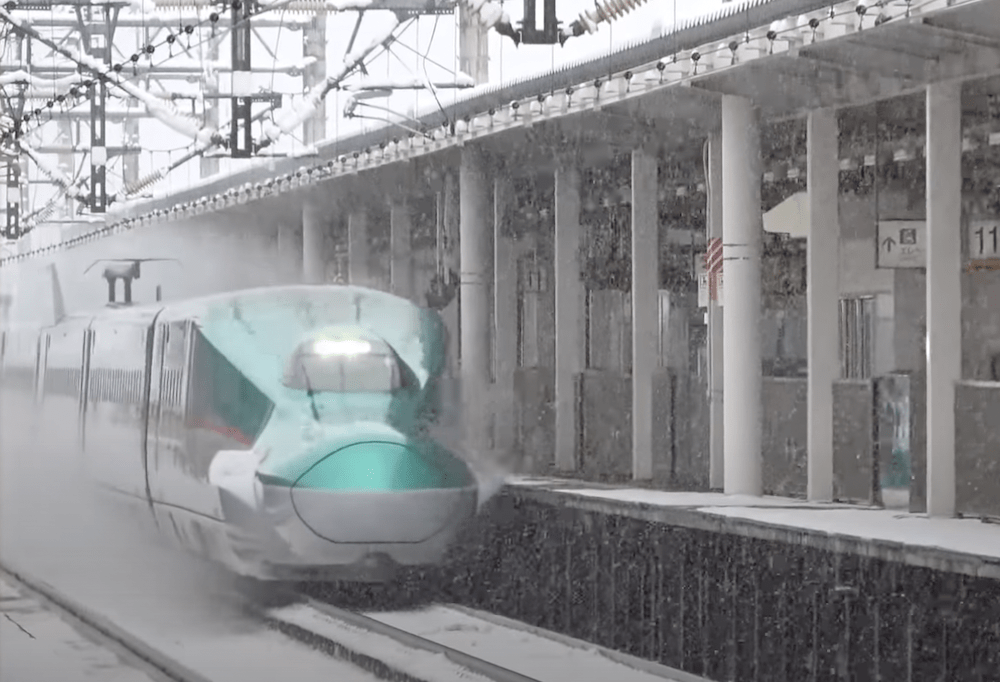 Shinkansen passes Snow ❄️