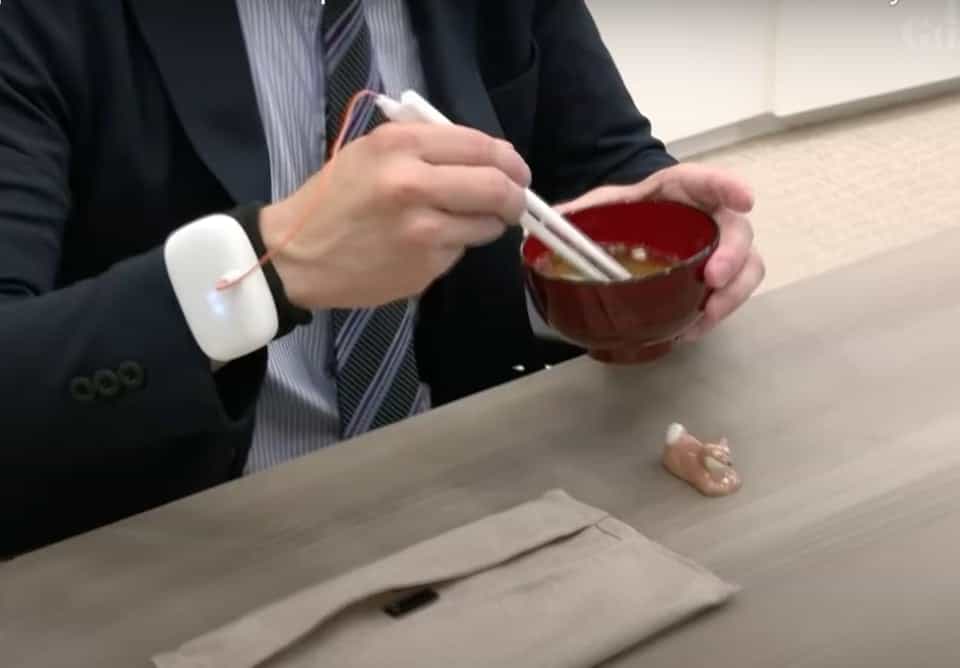 This electric Chopstick-Device enhances the salt taste in every meal