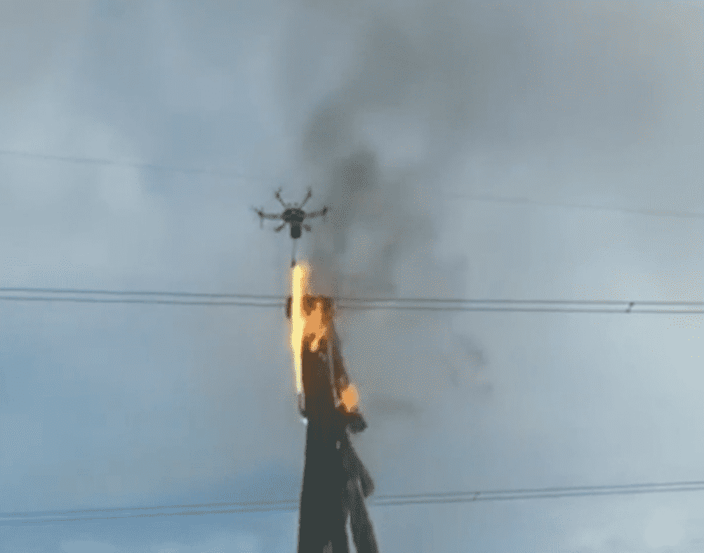 Flammenwerfer Drone säubert Stromleitung