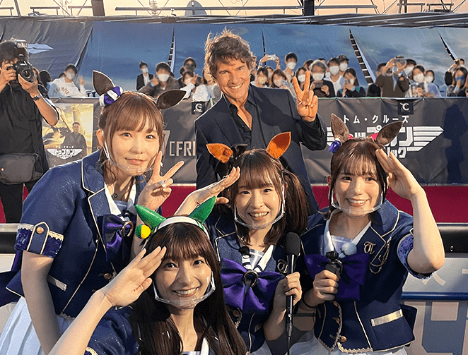 Tom Cruise talks with Horse Girls in Japan