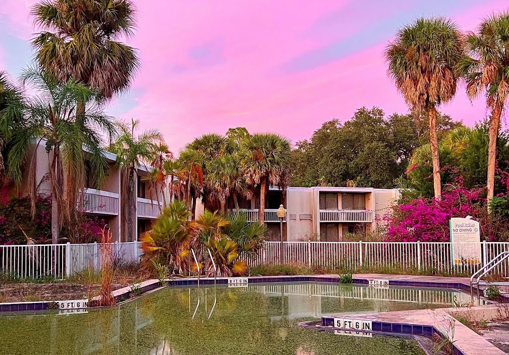 Explore an Astonishing ABANDONED Florida Resort Near Disney