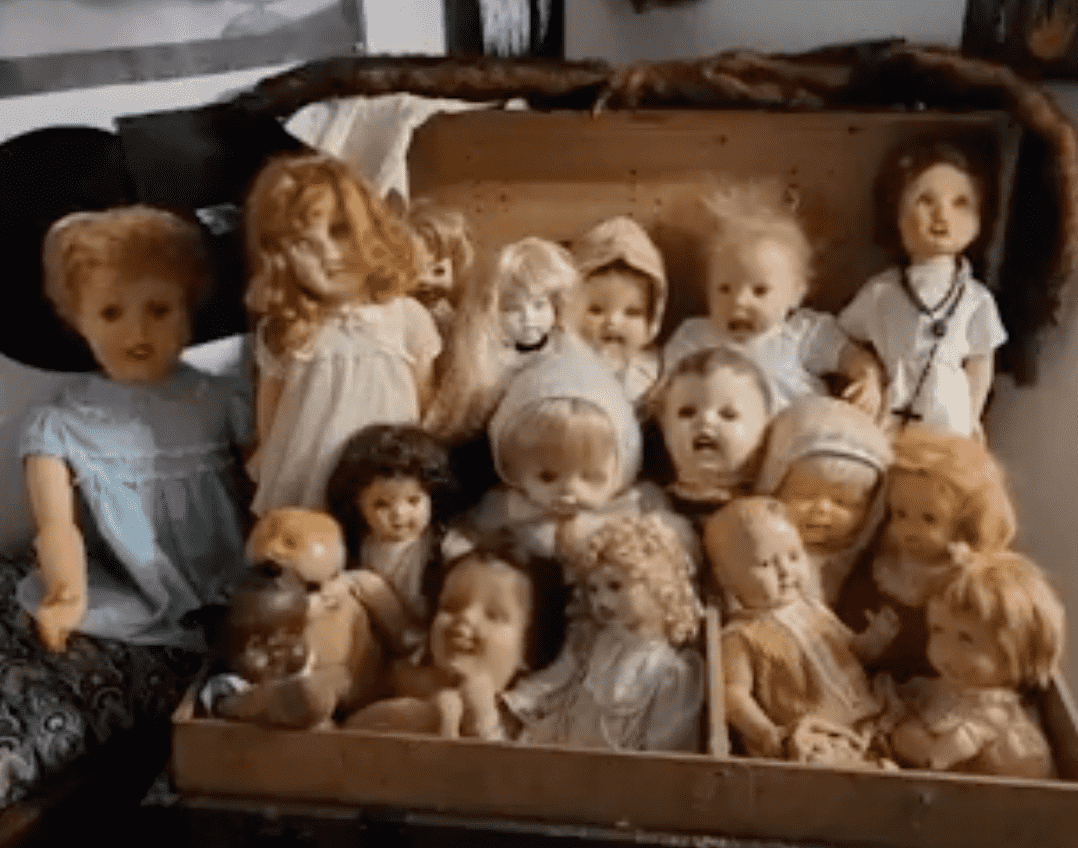 Creepy Doll Heads sing Simon & Garfunkel
