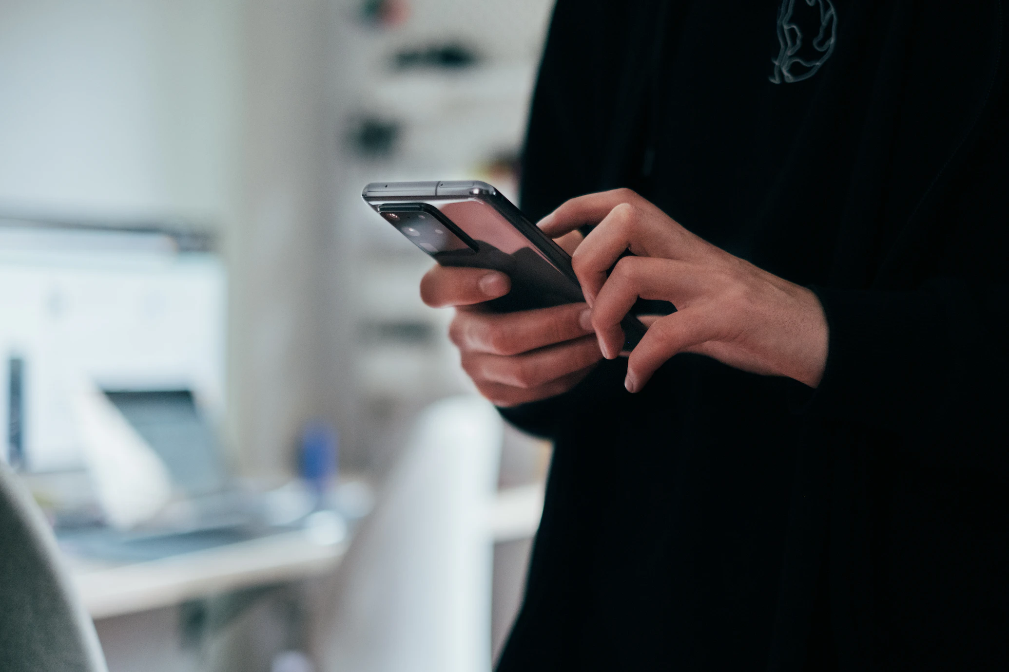 smartphone Eine Person bedient ein Smartphone
