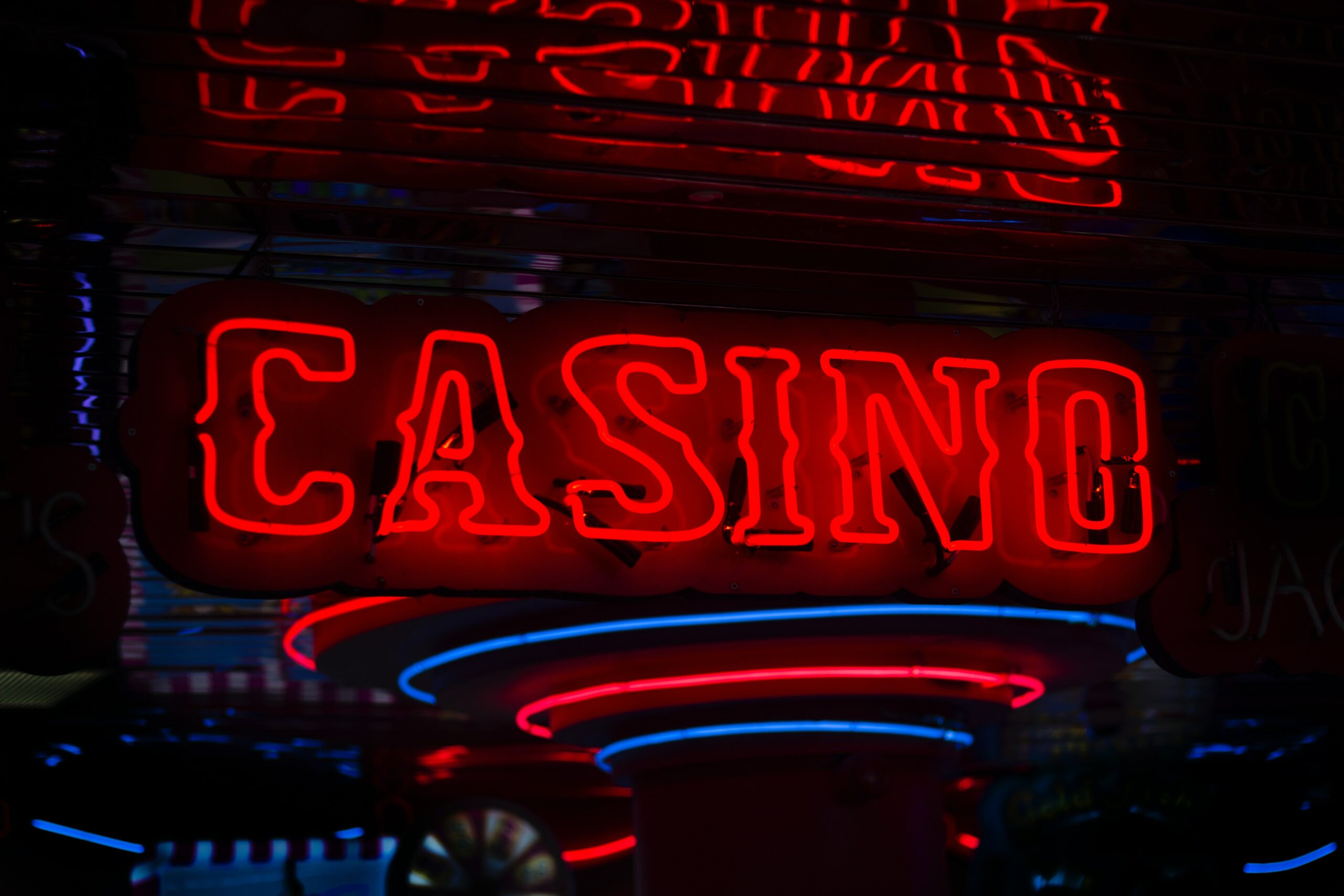 Ein roter „Casino“-LED-Schriftzug